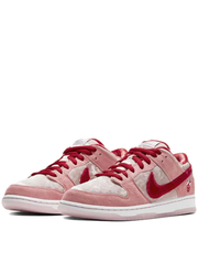 sb dunk low strange love